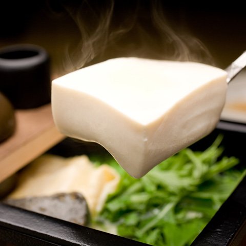 写真：端にもかからんと言われる柔らかさの湯豆腐